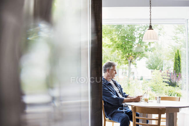 Mann schaut auf ein Smartphone. — Stockfoto