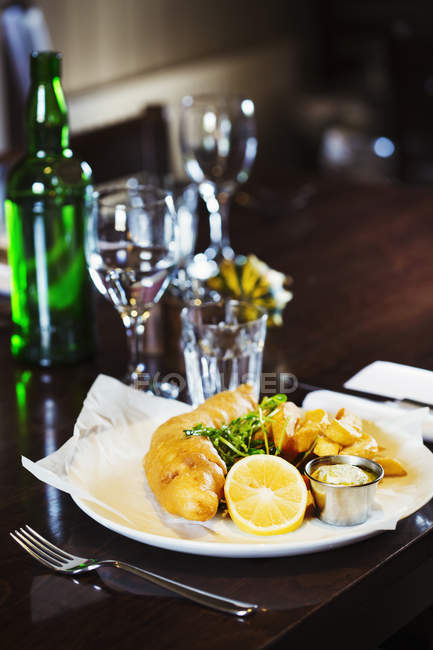 Fish and chips sul tavolo da pranzo — Foto stock