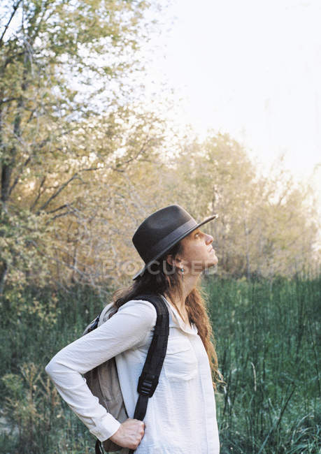 Donna con zaino nel bosco — Foto stock