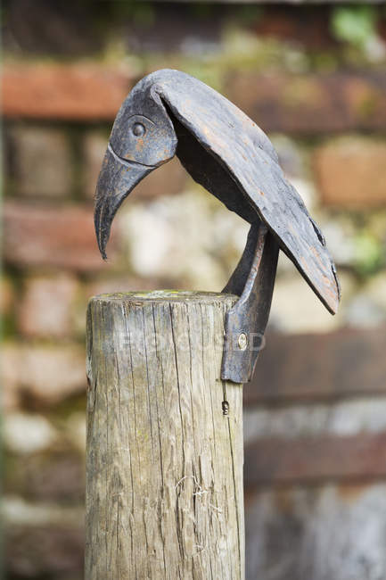 Scultura in metallo di un uccello — Foto stock