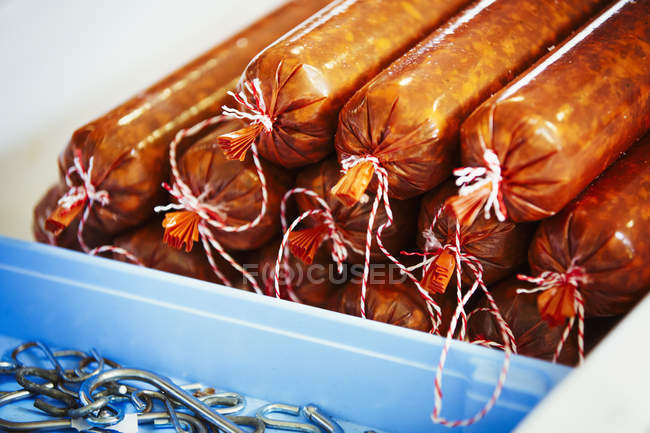 Saucisses chorizo dans le plateau — Photo de stock