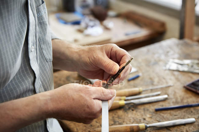 Artesão que trabalha com madeira e ferramentas manuais — Fotografia de Stock