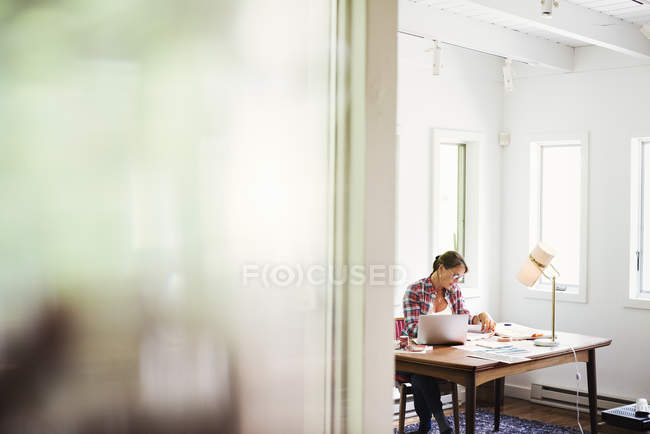 Женщина, работающая дома. — стоковое фото