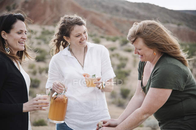 Femmes prenant un verre
. — Photo de stock
