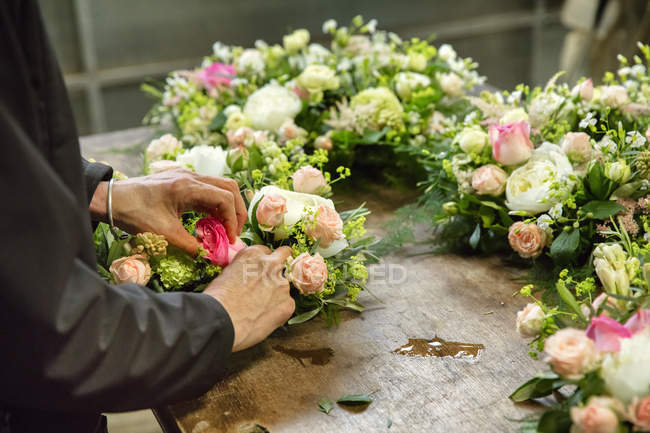 Femme travaillant sur la décoration florale — Photo de stock
