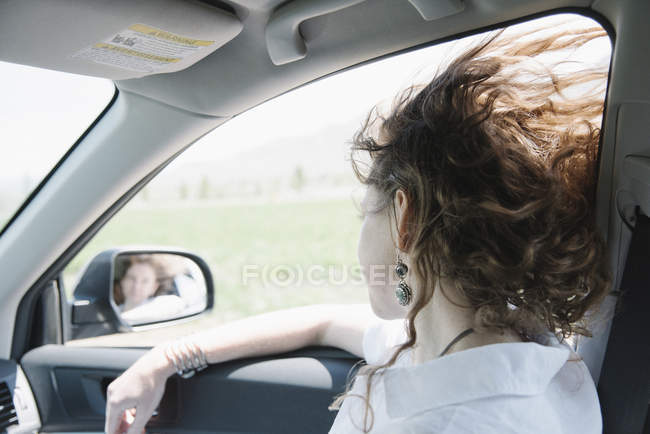 Donna in macchina in viaggio — Foto stock