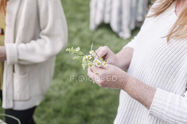 Жінка робить квітковий вінок. — стокове фото