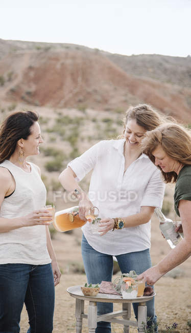 Donne che bevono qualcosa
. — Foto stock