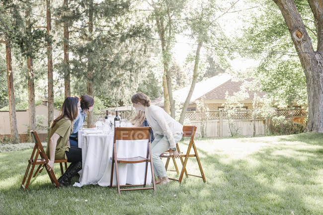 Mulheres sentadas em volta de uma mesa — Fotografia de Stock