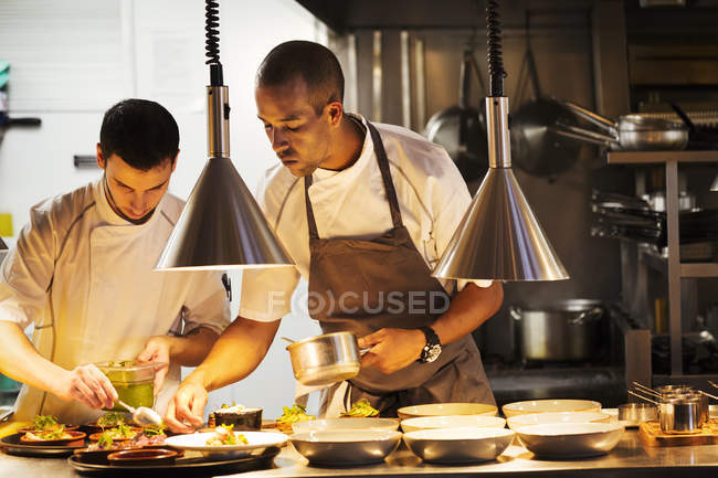 Chefs de pé em uma cozinha restaurante — Fotografia de Stock