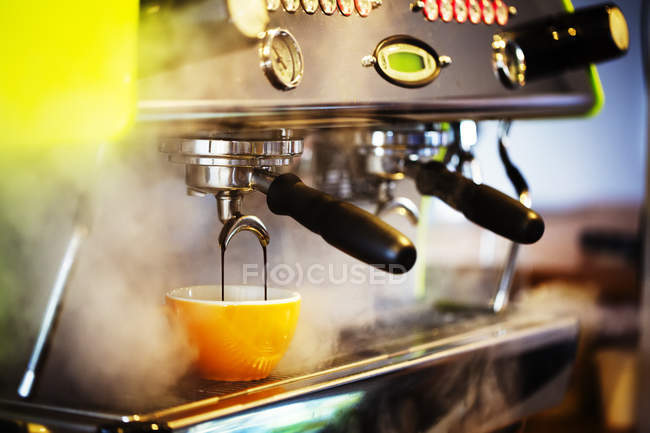 Macchina da caffè espresso nel ristorante . — Foto stock