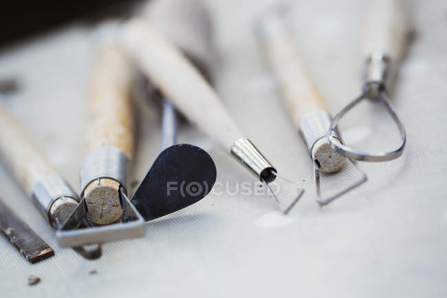 Handwerkzeuge für Töpfer auf der Werkbank. — Stockfoto