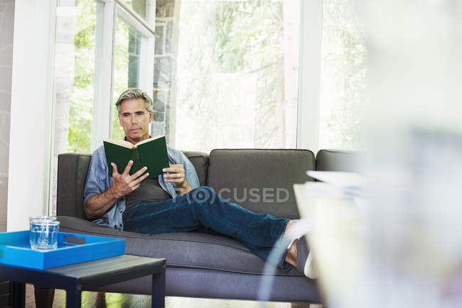 Чоловік читає книгу . — стокове фото