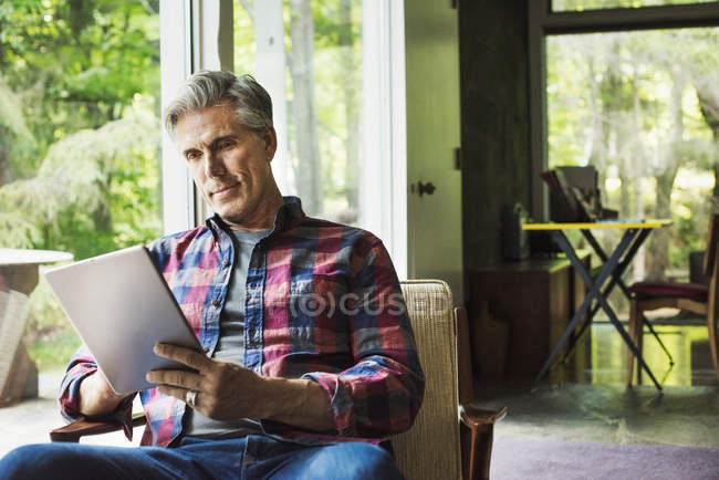 Mann mit digitalem Tablet. — Stockfoto