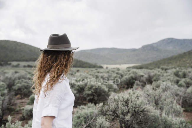 Woman standing in an open landscape — Stock Photo