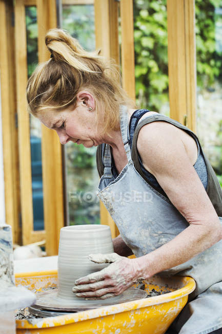 Mujer alfarero trabajando con arcilla - foto de stock