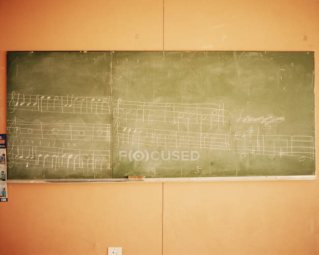 Musik auf einer Tafel geschrieben — Stockfoto