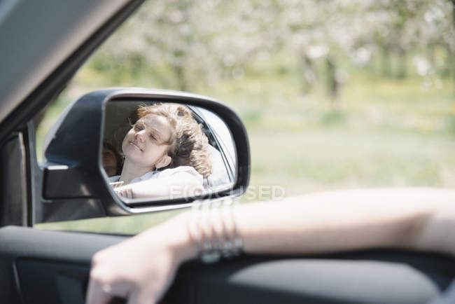 Femme en voiture en voyage sur la route — Photo de stock