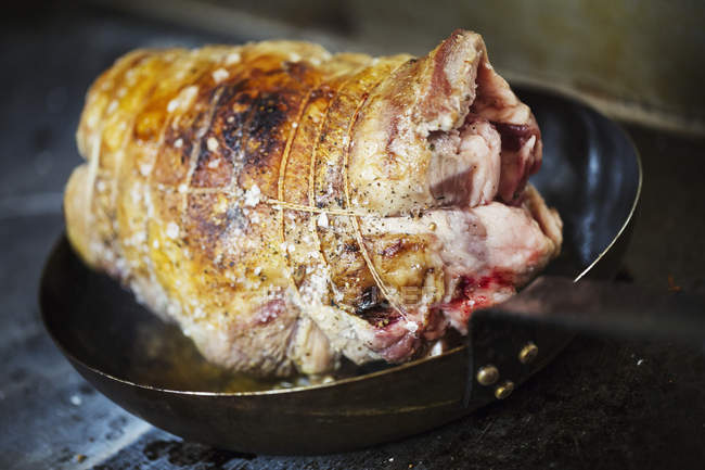 М'ясо в масляній сковороді — стокове фото