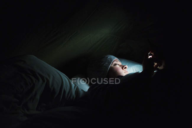 Mulher deitada na tenda — Fotografia de Stock