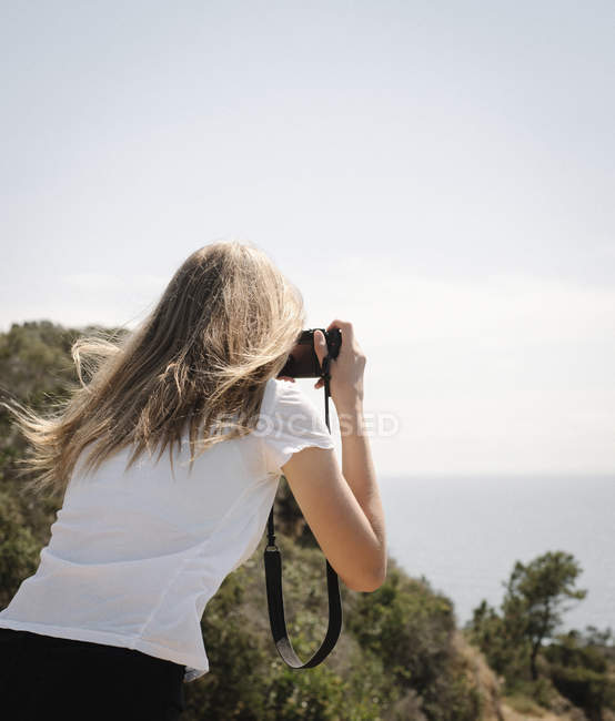 Teenage girl taking picture — Stock Photo