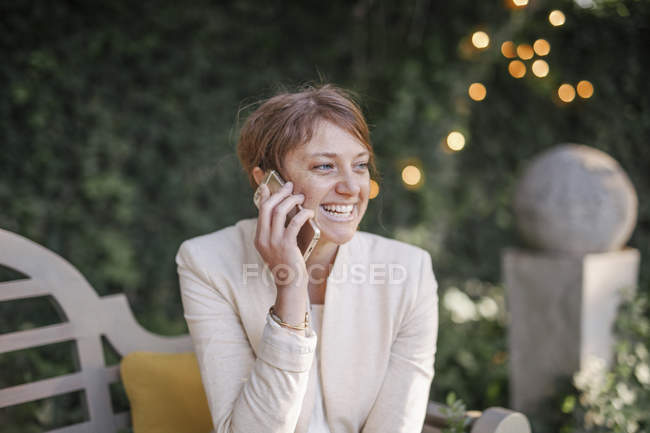 Mujer usando su teléfono móvil. - foto de stock