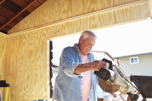 Man using a circular saw. — Stock Photo