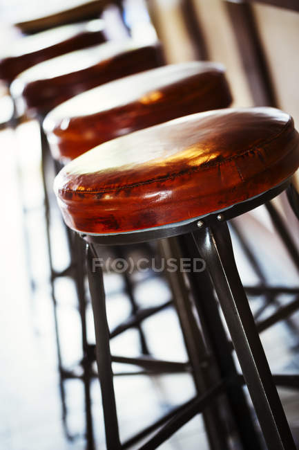 Fila de cadeiras de bar no restaurante — Fotografia de Stock