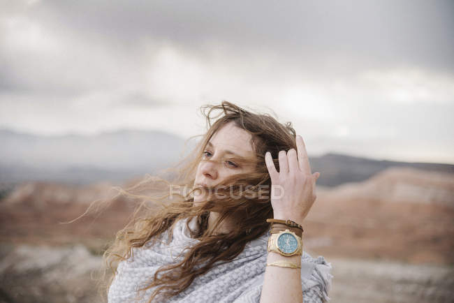 Femme dans un paysage désertique . — Photo de stock