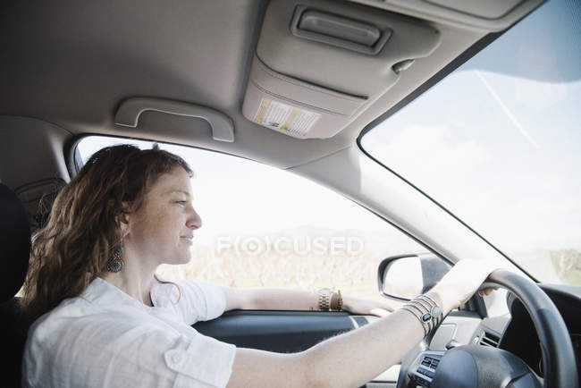 Femme chauffeur dans la voiture — Photo de stock