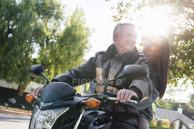 Coppia anziana fare un giro su una moto
. — Foto stock
