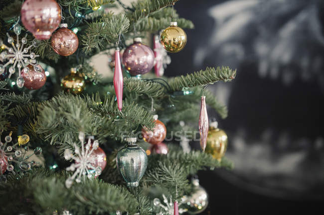 Різдвяна ялинка з ялинковими кульками — стокове фото