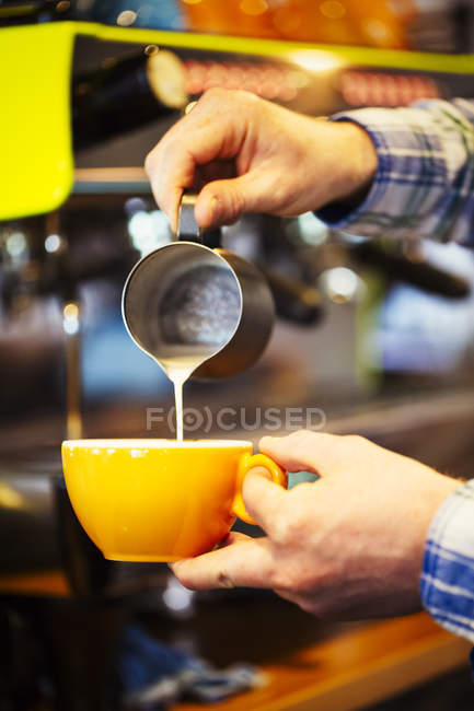 Barista fazendo xícara de café expresso — Fotografia de Stock