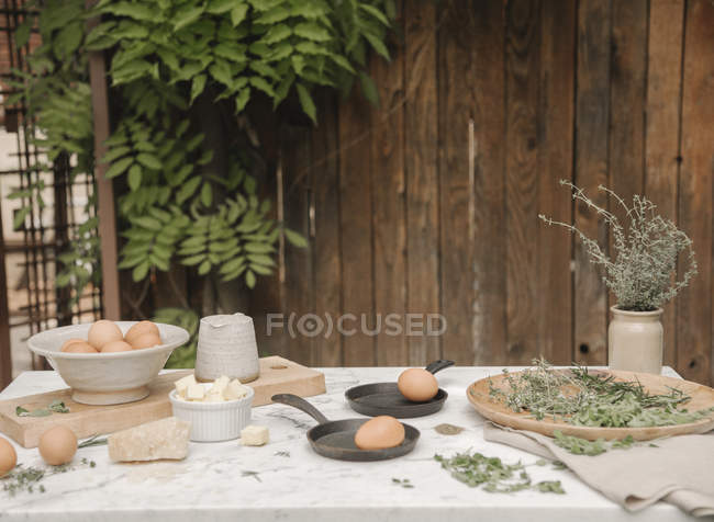 Duas panelas de omelete na mesa — Fotografia de Stock
