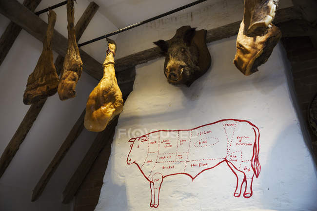 Hams hanging from ceiling — Stock Photo