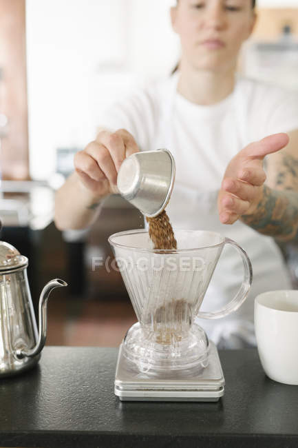 Frau macht Filterkaffee. — Stockfoto