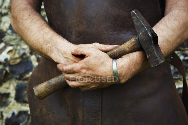 Homem segurando um martelo. — Fotografia de Stock