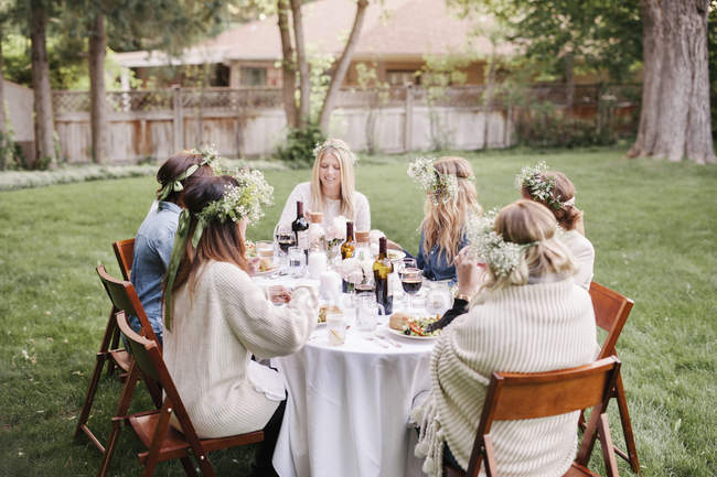Friends eating and drinking in a garden — Stock Photo
