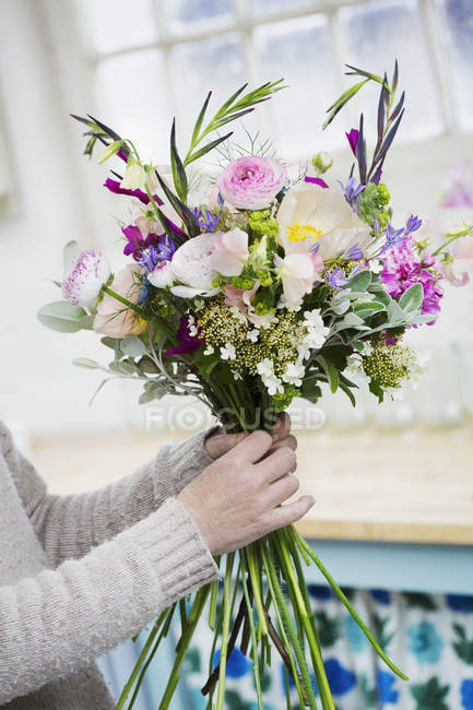 Fleuriste femme créant bouquet — Photo de stock