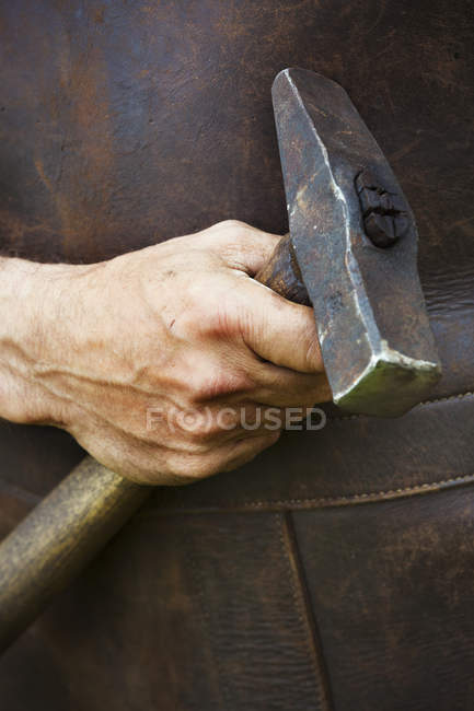 Homme tenant un marteau. — Photo de stock