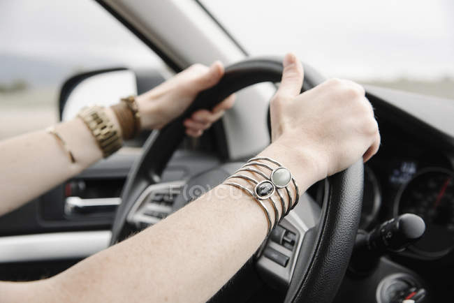 Mani sul volante del conducente . — Foto stock