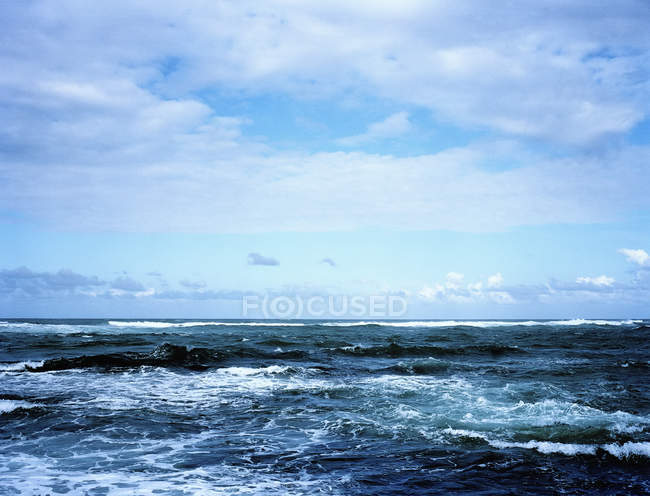 Ozean unter bewölktem Himmel. — Stockfoto