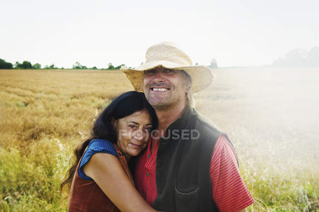 Homme et femme dans un champ — Photo de stock