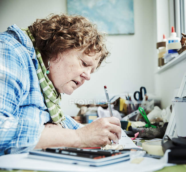 Жінка художник малює олівцем — стокове фото