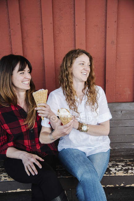 Donne che mangiano gelato . — Foto stock