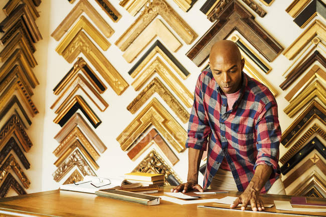 Man working at picture framers — Stock Photo