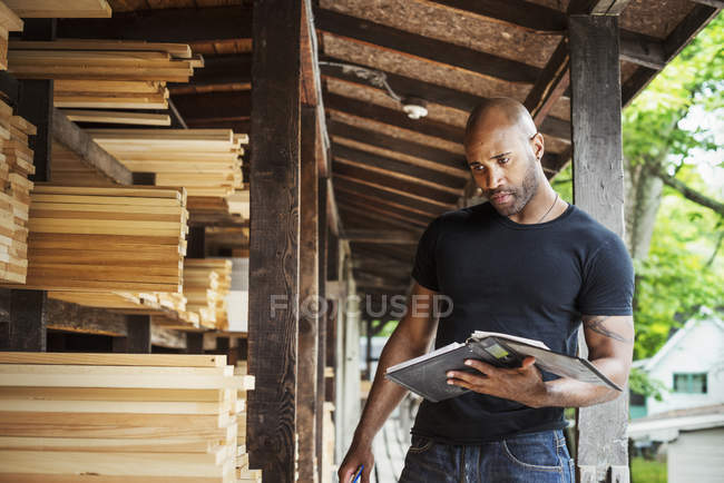 Man holding folder and checking notes — Stock Photo
