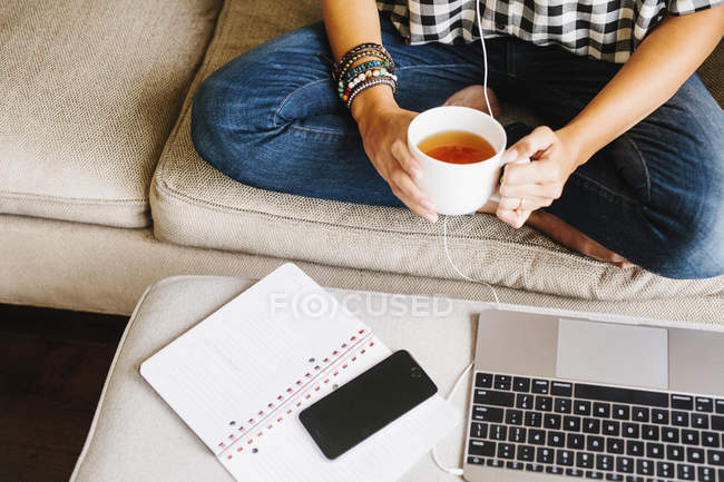 Woman working and holding a mug. — Stock Photo