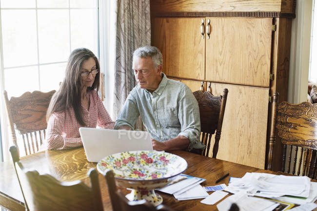 Couple aîné avec paperasse et factures — Photo de stock