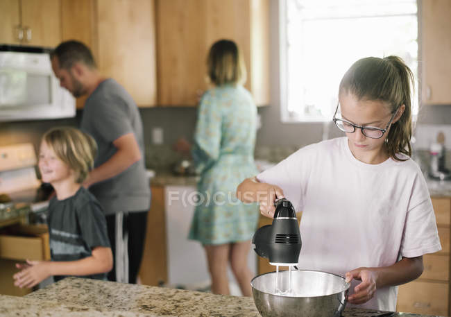 Familie bereitet Frühstück zu — Stockfoto